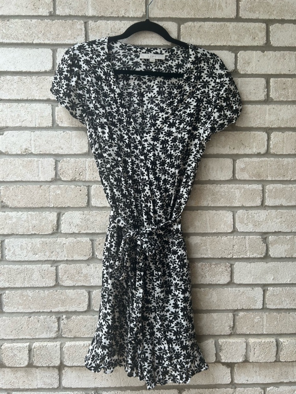 LOFT Black and White Floral Wrap-Style Romper. Size 6. NWTGS